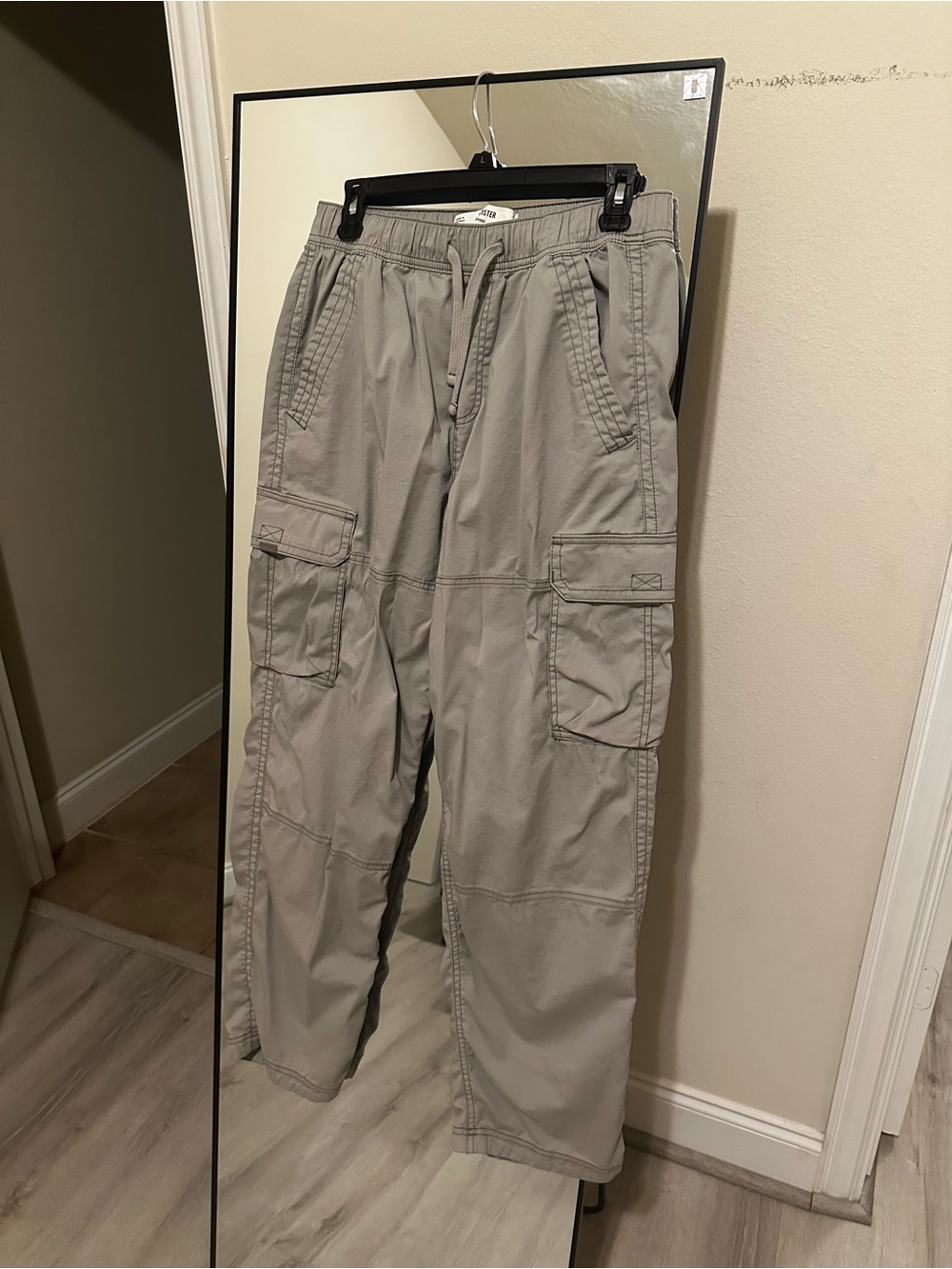 Hollister Men's Light Gray Cargo Pants with Drawstring Waist
